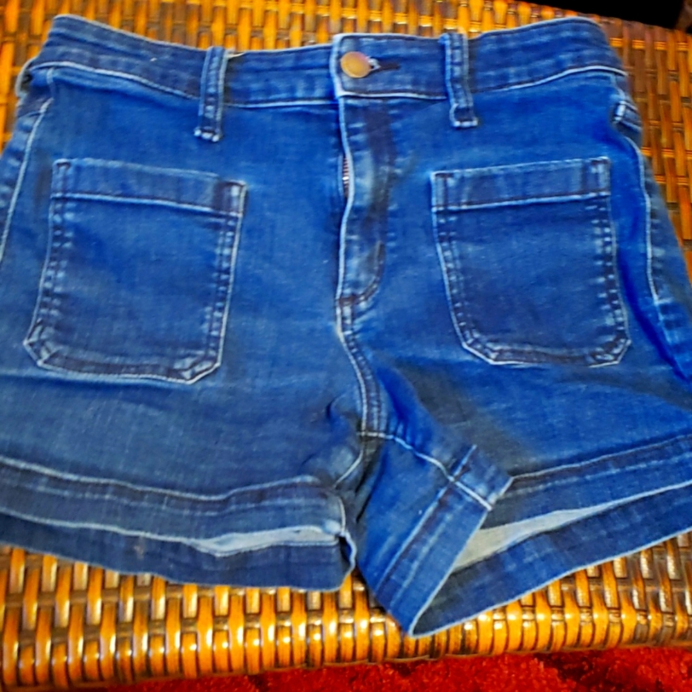 Universal thread shorts. Size 6/28.